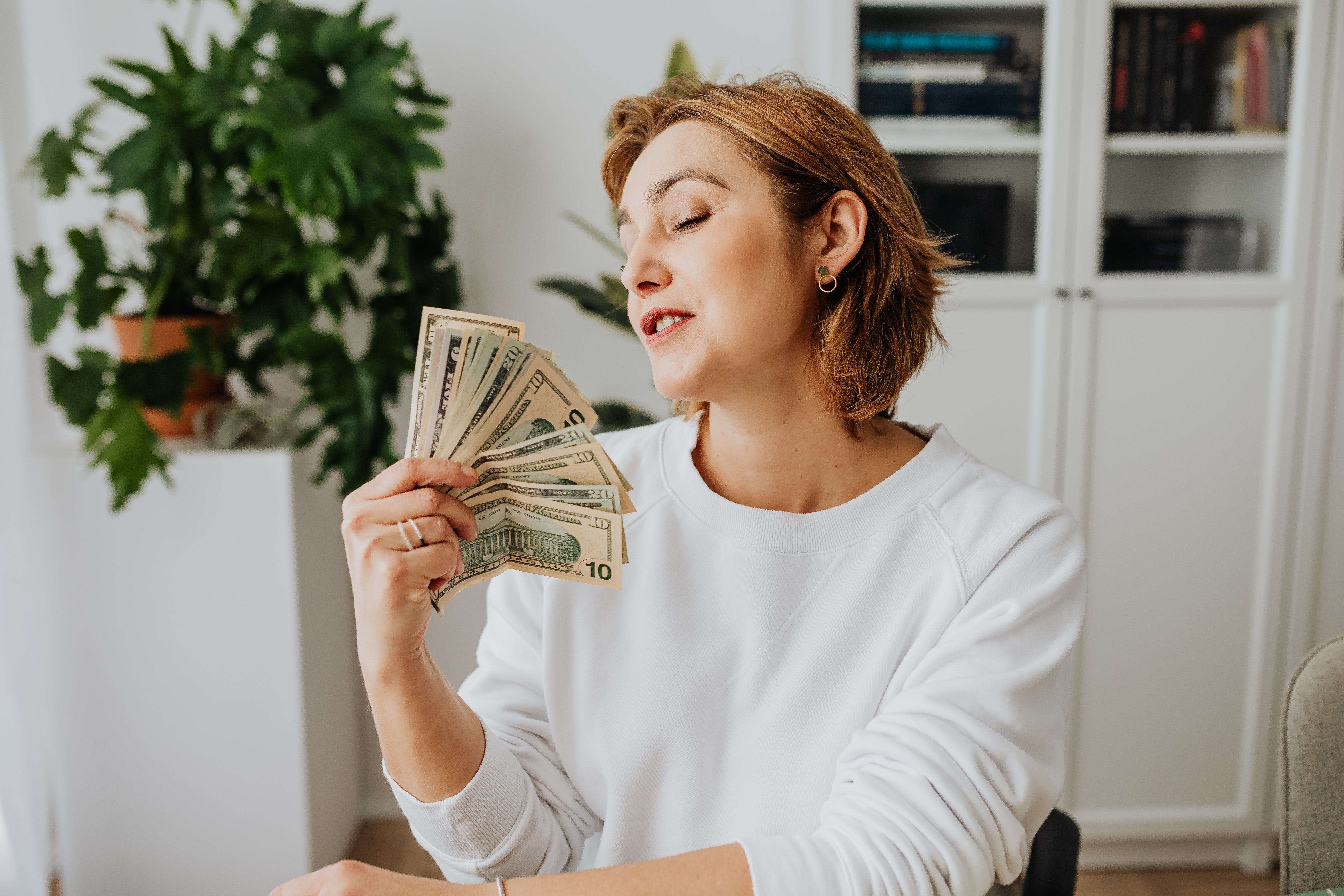 woman making money from a side hustle